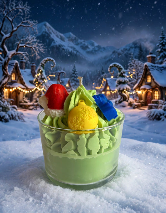 Vela artesanal inspirada en el Grinch con aroma dulce a caramelo y frambuesa en paisaje nevado
