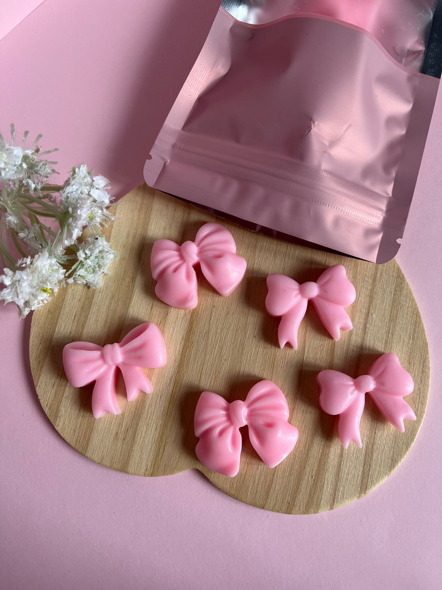 Wax melts en forma de lazo con aroma dulce a vainilla.