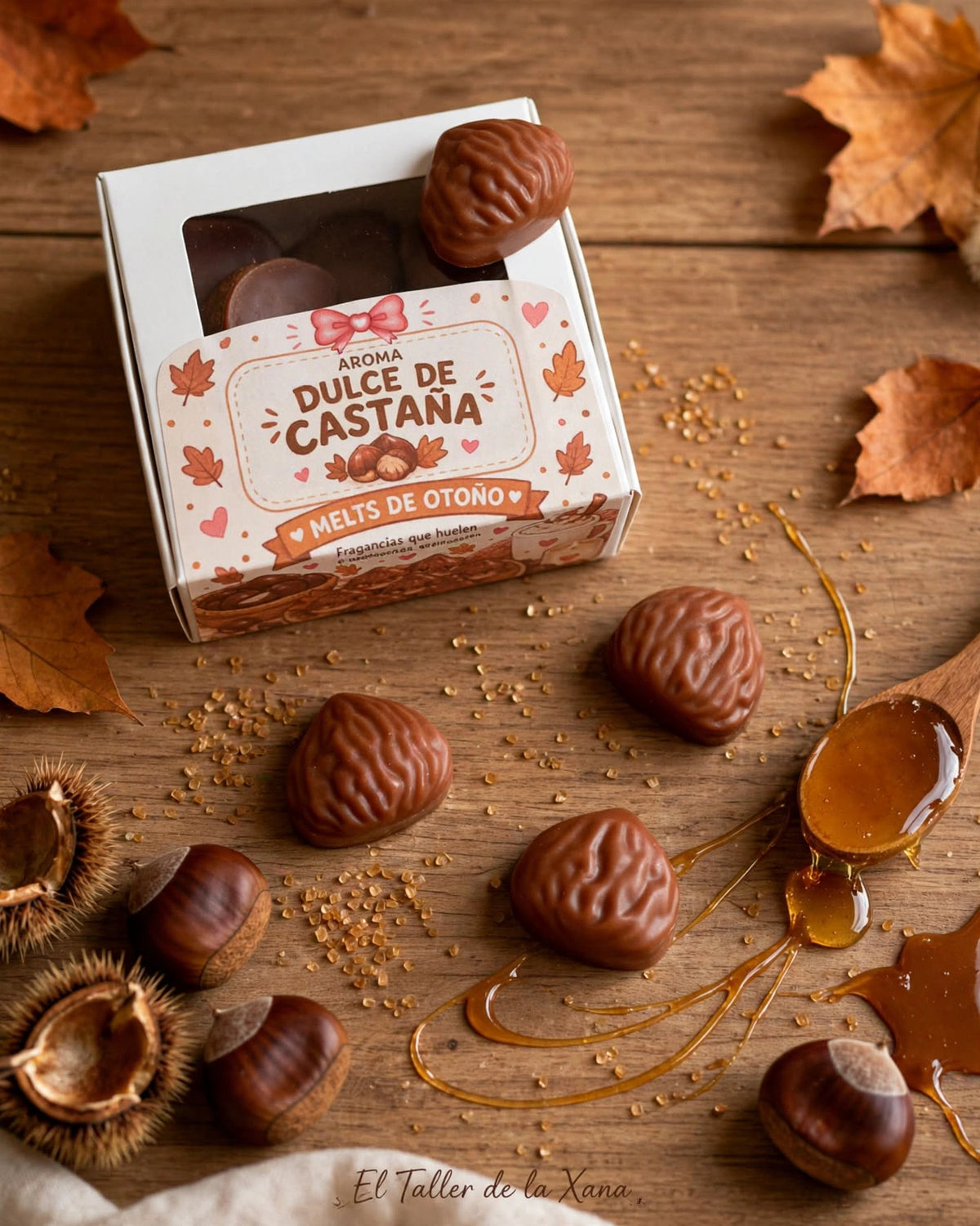 Wax melts con forma de castaña aroma Dulce de Castaña de la colección Melts de Otoño de El Taller de la Xana, con castañas reales, caramelo y hojas de otoño sobre mesa de madera