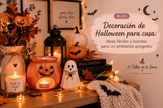 Decoración de Halloween para casa con velas aromáticas, calabazas naranjas, vela fantasma y farolillos sobre mesa de madera acogedora