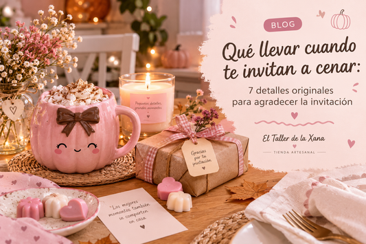 Detalle para anfitriones con vela aromática, taza rosa y regalo envuelto para una cena en casa.