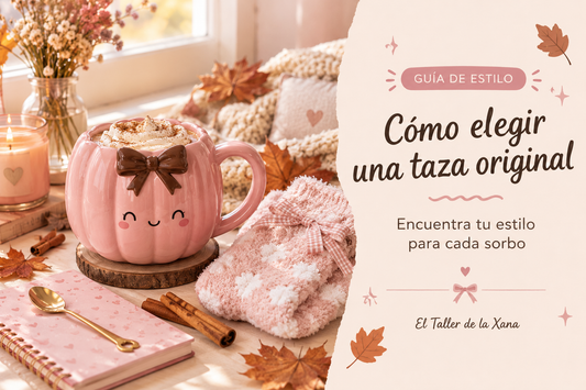 Taza original en forma de calabaza rosa con lazo marrón sobre mesa acogedora de otoño con manta, velas y hojas secas