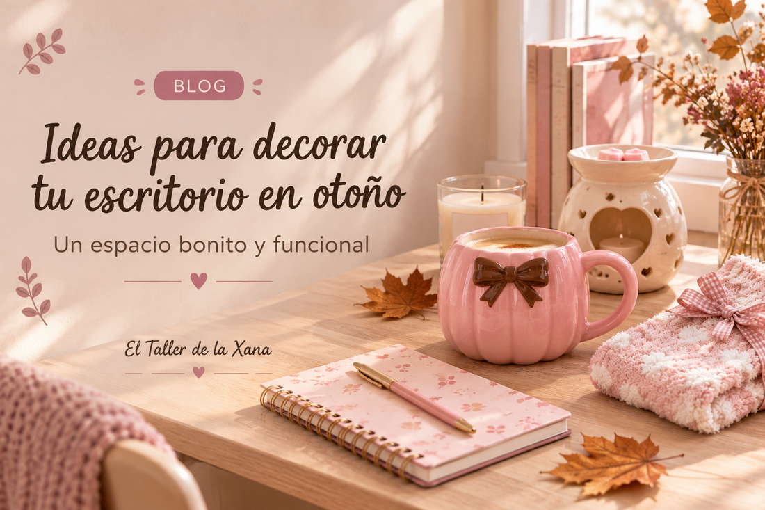 Escritorio decorado en tonos rosa pastel y beige para el otoño, con taza de calabaza rosa, vela aromática, quemador de cerámica y cuaderno
