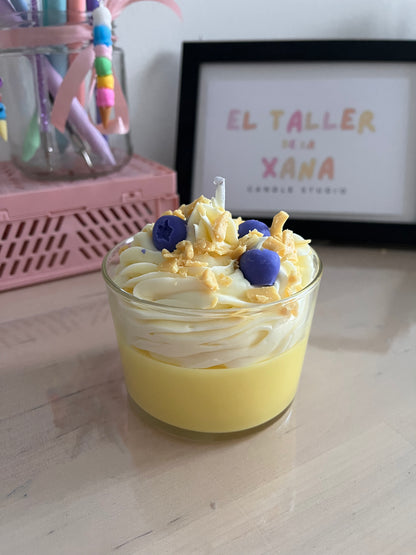 Vela con aroma a crema de limón por la parte de atrás
