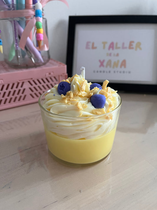 Vela con aroma a crema de limón por la parte de atrás
