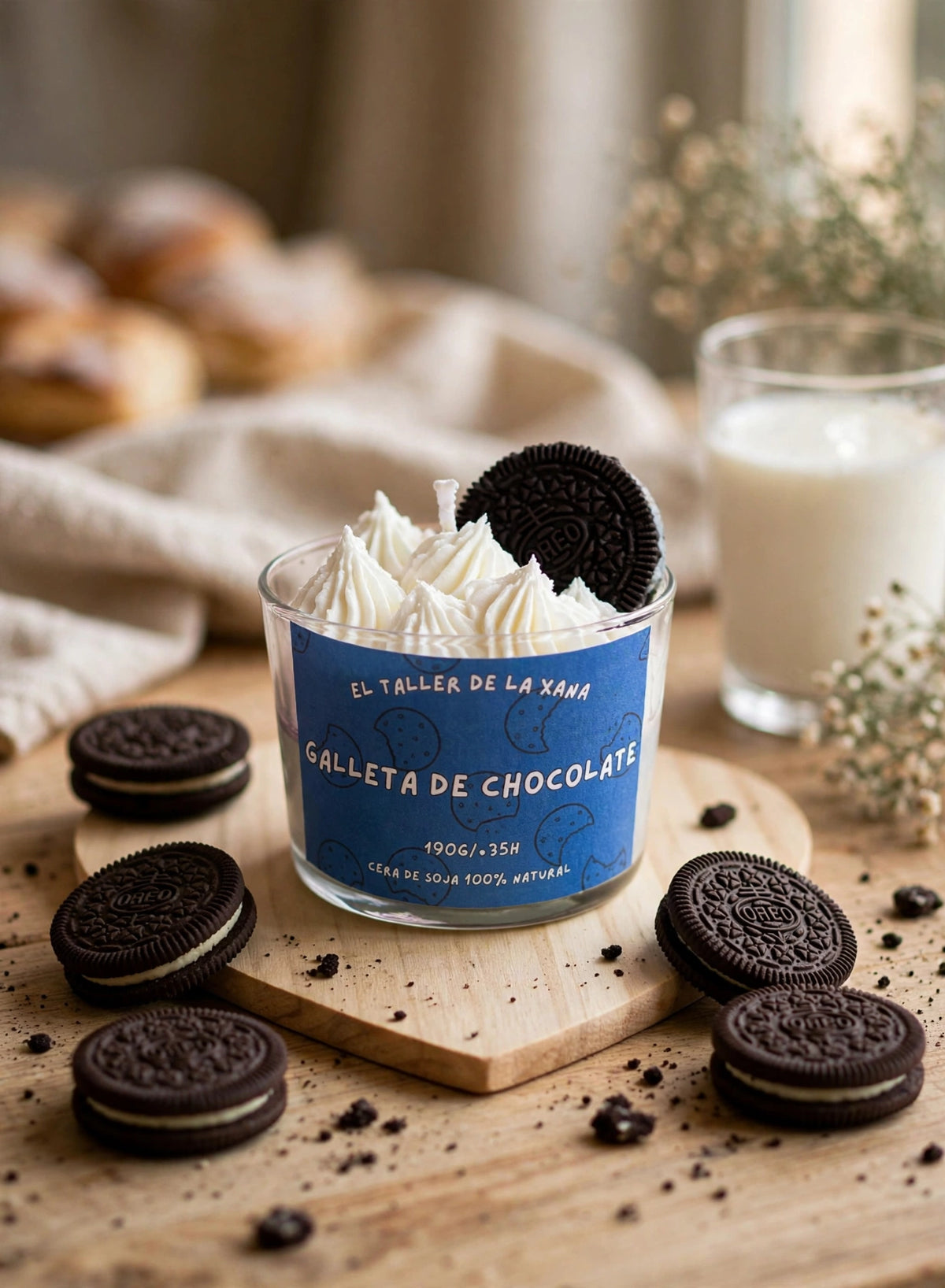 vela gourmet galleta de chocolate 190 gramos con galleta tipo oreo y frosting blanco cera de soja