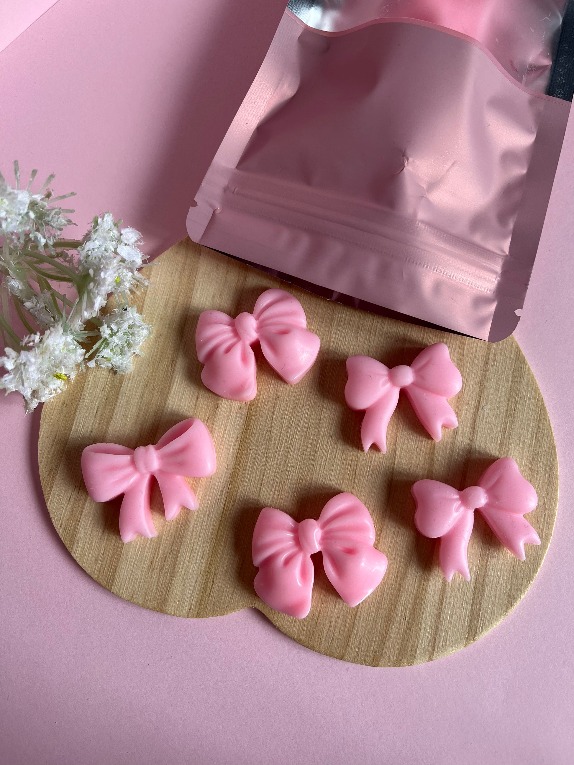 Wax melts en forma de lazo con aroma dulce a vainilla.