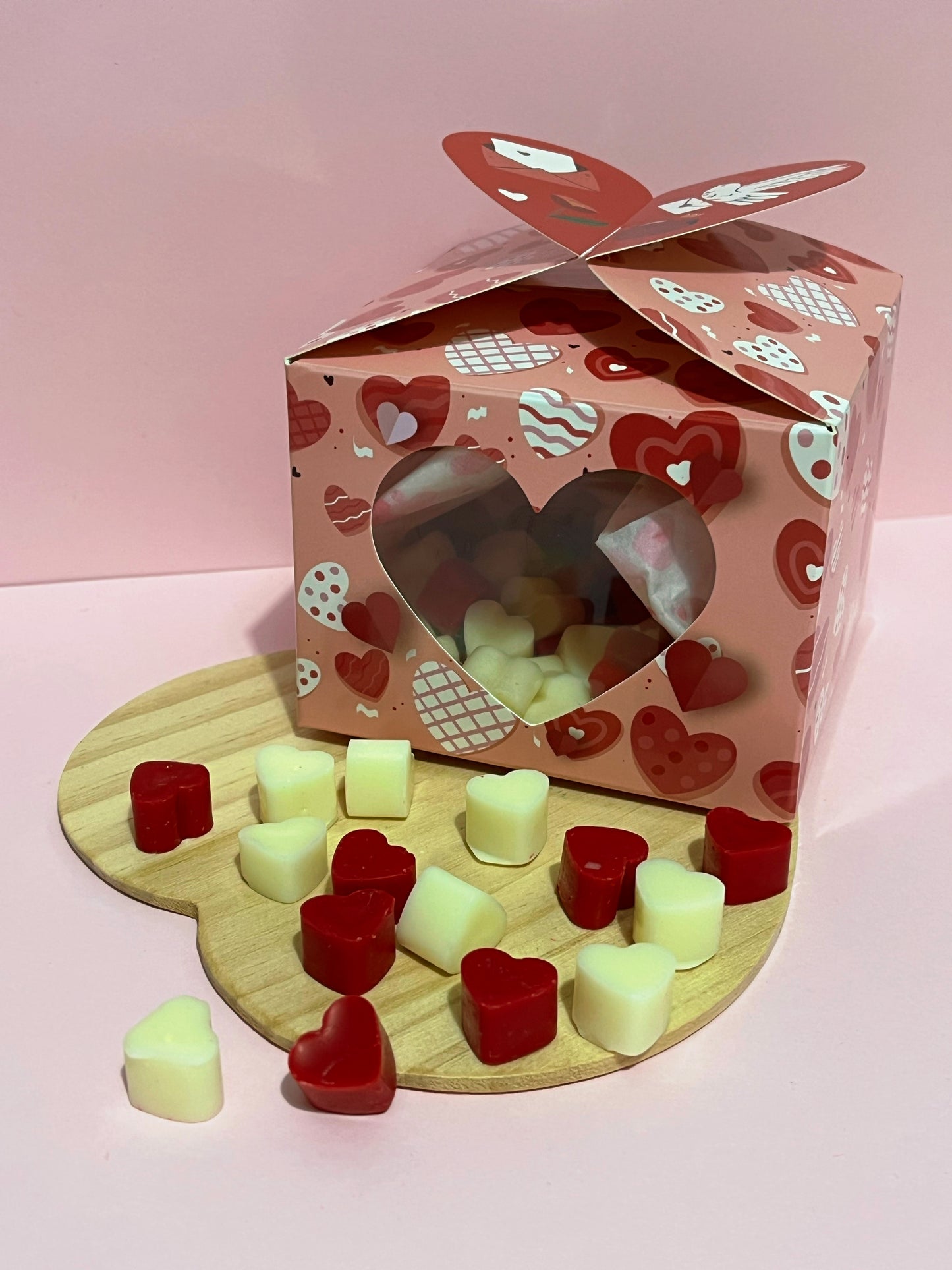 Wax melts en forma de corazón, de colores suaves, con aroma dulce a piruleta.