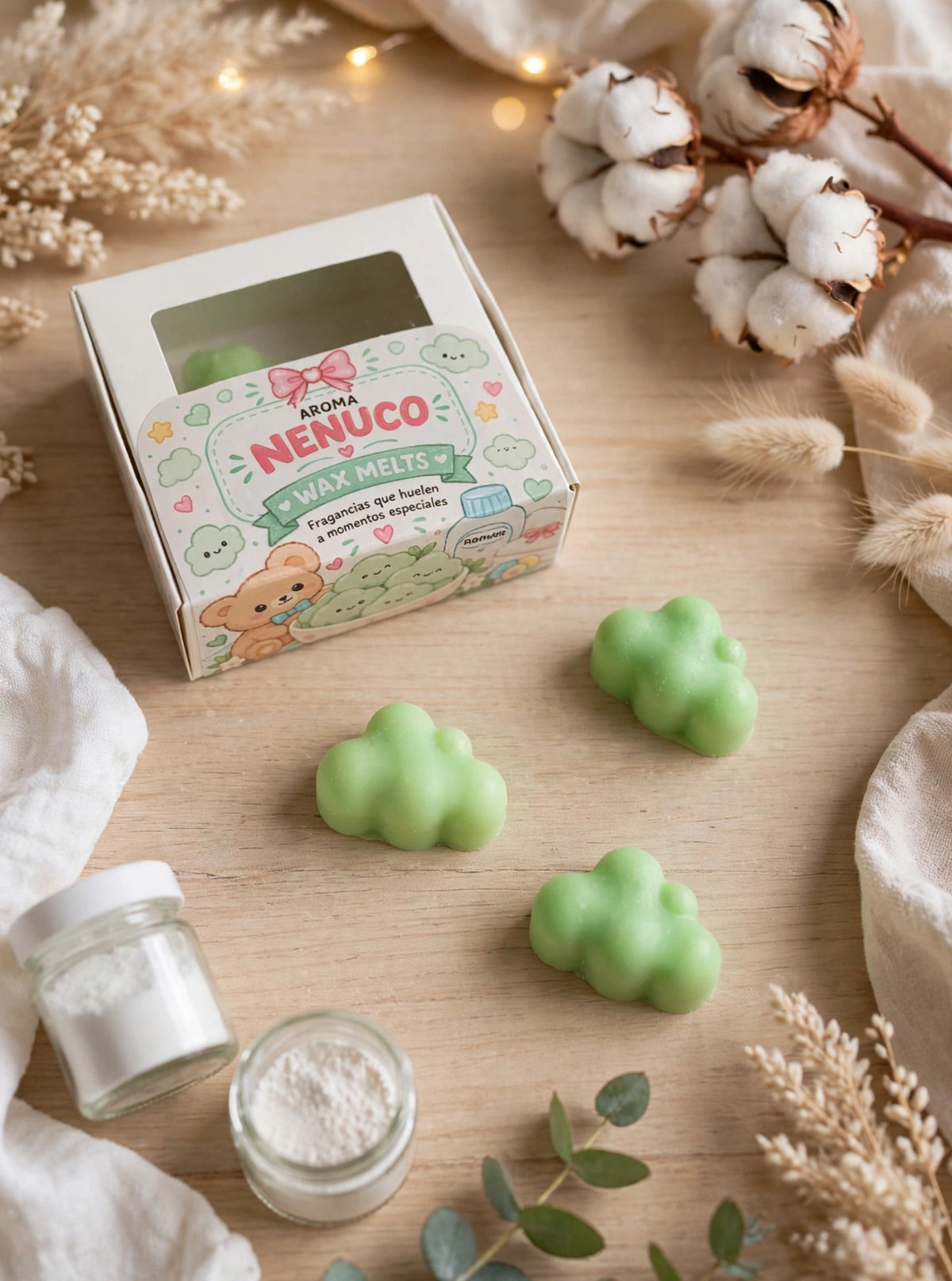 Wax melts aroma Nenuco 50g con forma de nubes verdes sobre mesa de madera clara decoracion bebe