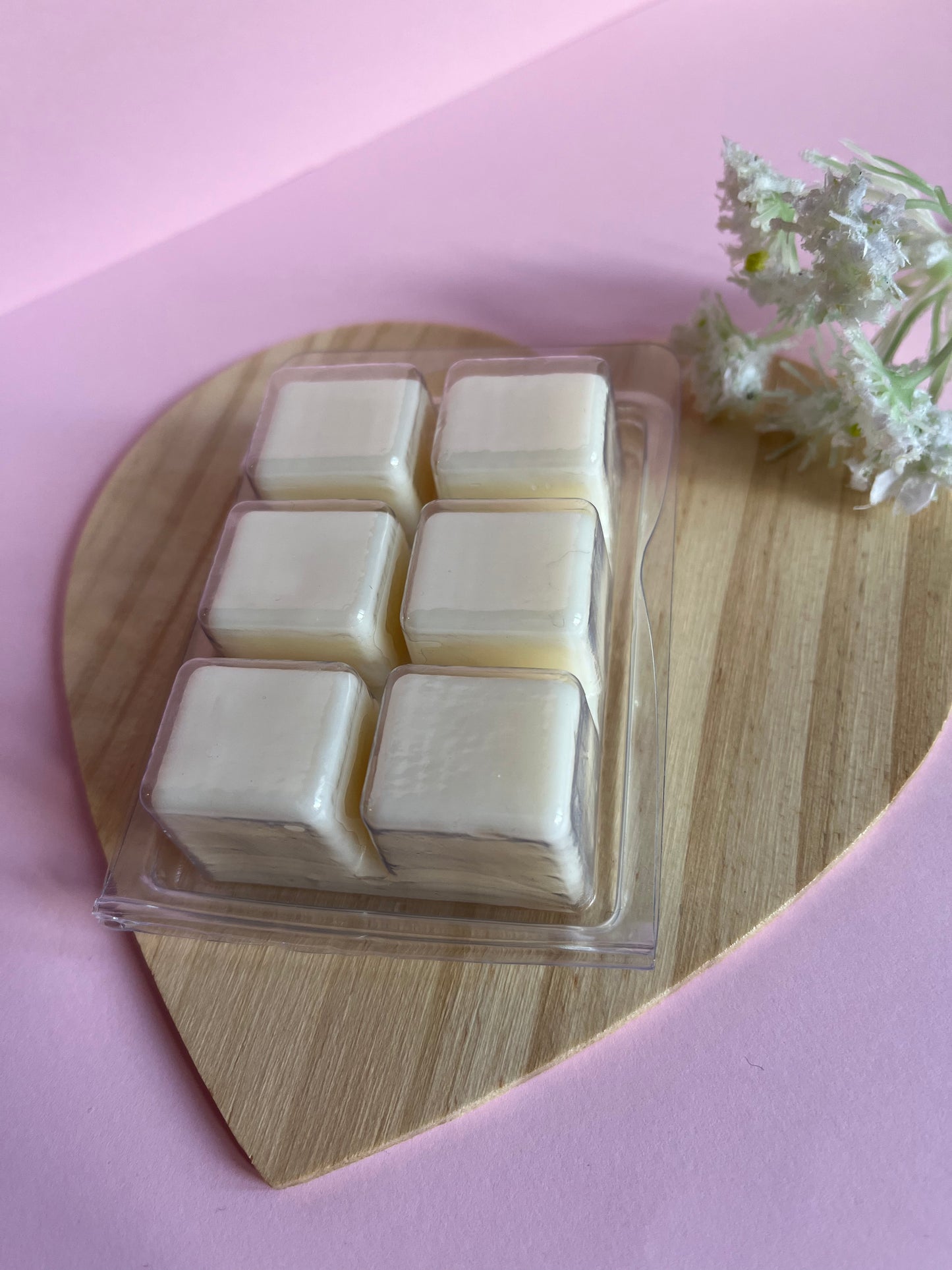 Tableta de wax melt de chocolate blanco.
